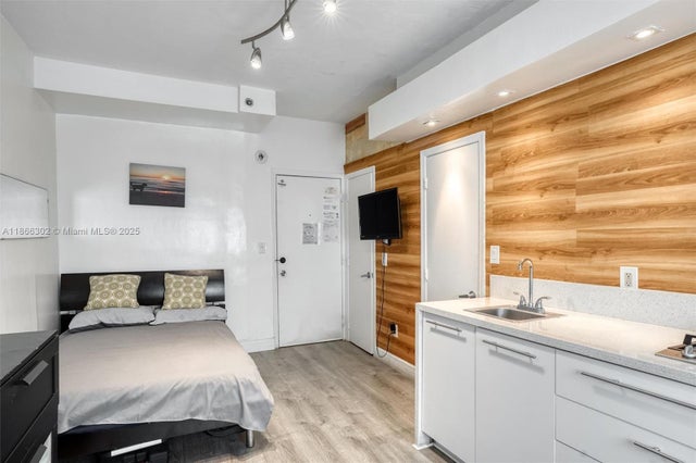 5 of 24 - 335 Ocean Dr 111, Miami Beach, FL