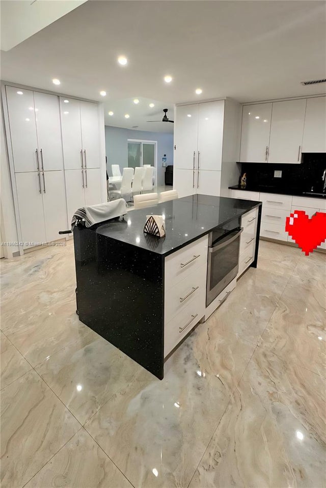 2 of 28 - 620 Briarwood Cir, Hollywood, FL