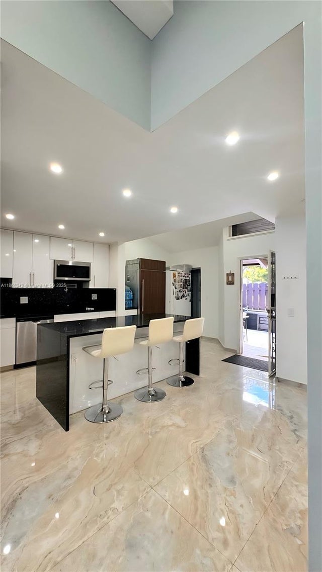 4 of 28 - 620 Briarwood Cir, Hollywood, FL