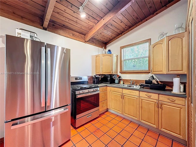 5 of 27 - 18201 Sw 204th St, Miami, FL