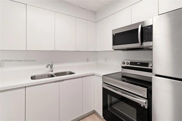 4 of 10 - 805 Nw 13th St, Fort Lauderdale, FL