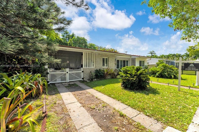 2 of 35 - 3965 Sw 60th Ct, Miami, FL