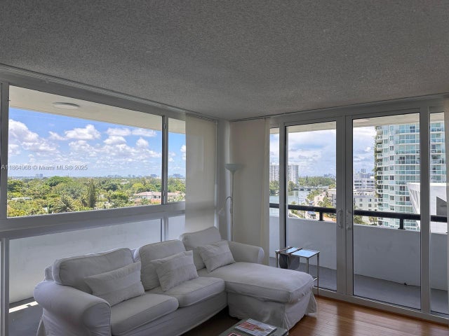 3200 Collins Ave 7-4, Miami Beach