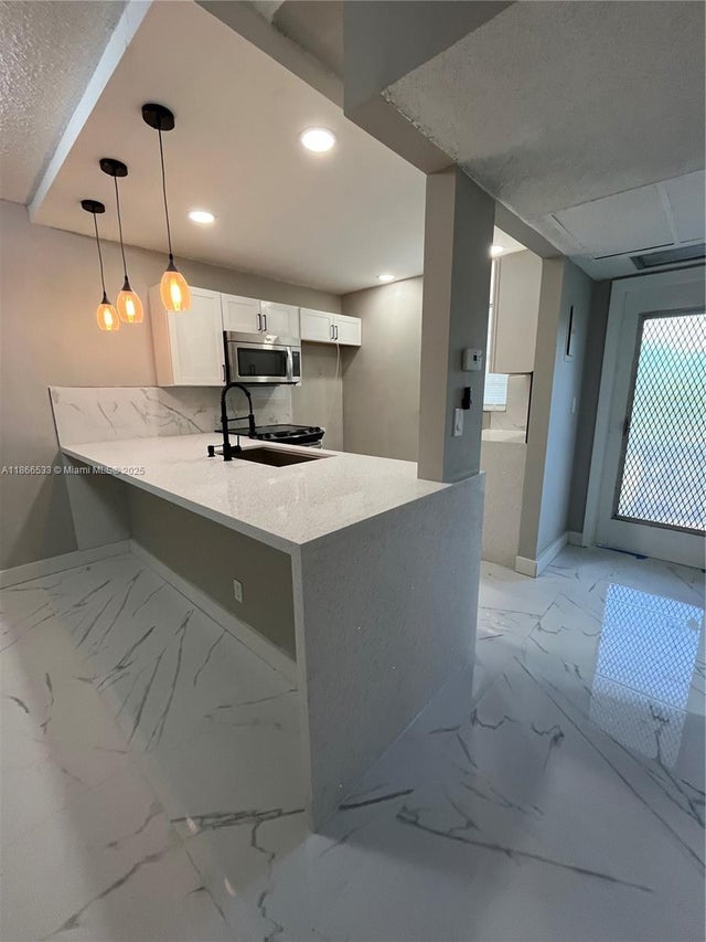 1 of 22 - 5102 Nw 36th St 605, Lauderdale Lakes, FL