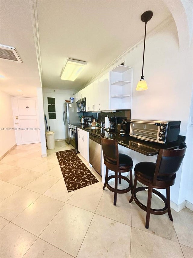 4 of 11 - 100 Lincoln Rd 1034, Miami Beach, FL