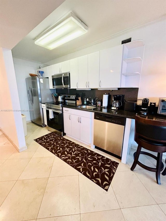 5 of 11 - 100 Lincoln Rd 1034, Miami Beach, FL