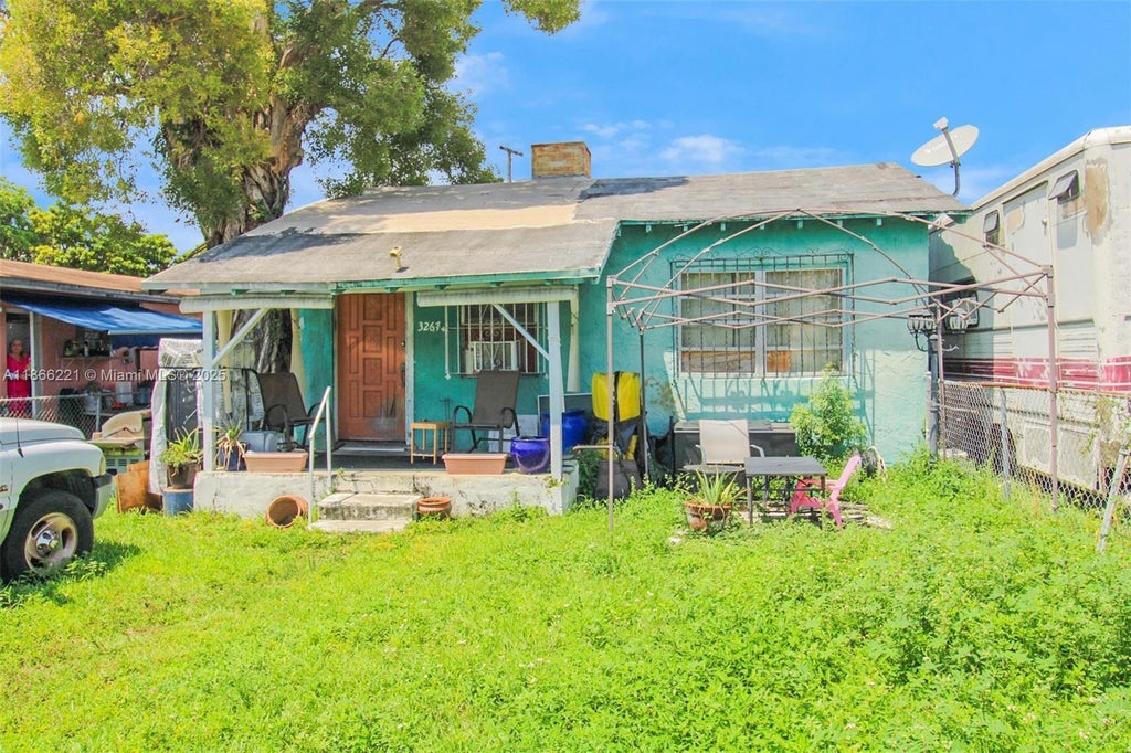 3267 Nw 35th St, Miami
