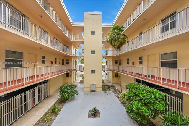 1 of 7 - 1747 Rodman St 207, Hollywood, FL