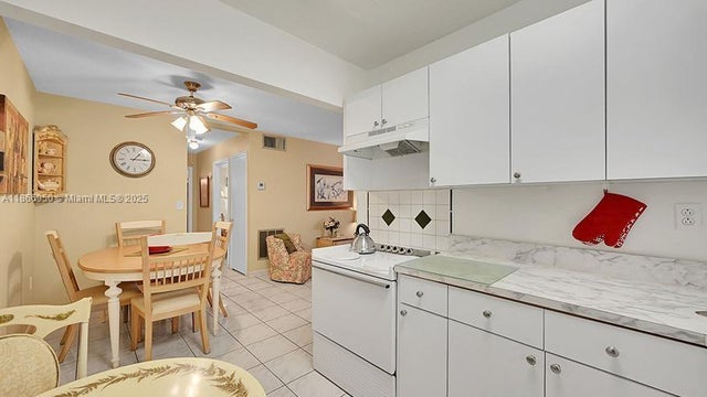4 of 7 - 1747 Rodman St 207, Hollywood, FL