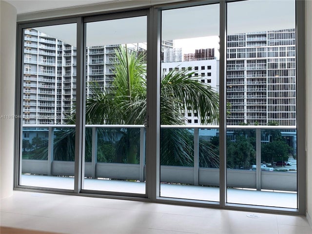 5 of 27 - 200 Biscayne Boulevard Way 304, Miami, FL