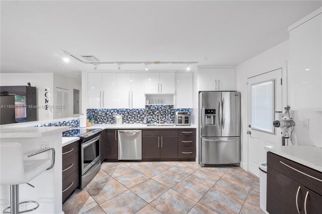 4 of 33 - 681 Ne 34th St, Oakland Park, FL