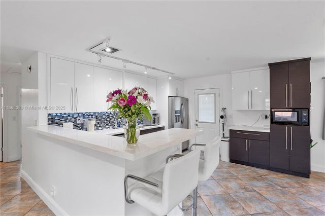 5 of 33 - 681 Ne 34th St, Oakland Park, FL