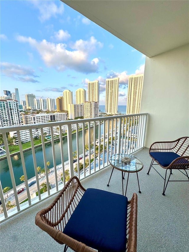 4 of 32 - 300 Bayview Dr 1801, Sunny Isles Beach, FL