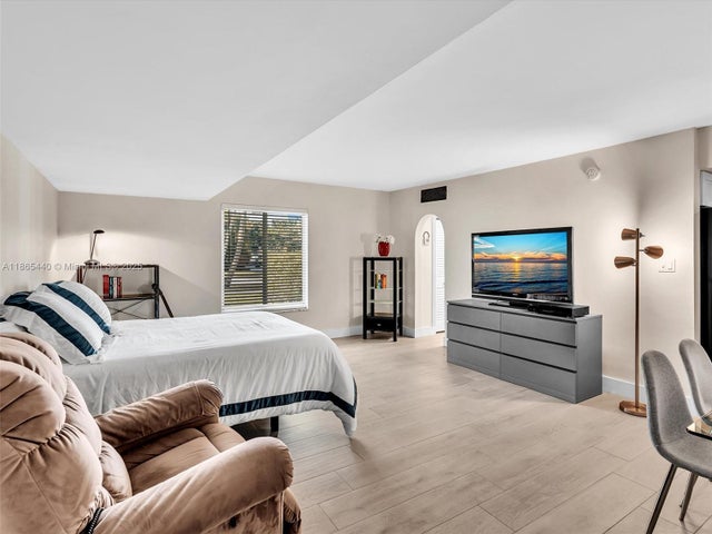 1 of 41 - 301 Sunrise Dr 1dw, Key Biscayne, FL