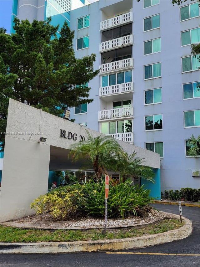 2 of 48 - 919 Hillcrest Dr 306, Hollywood, FL