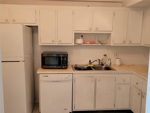 4 of 48 - 919 Hillcrest Dr 306, Hollywood, FL