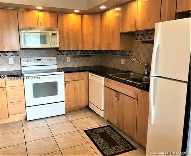 4 of 10 - 342 Lakeview Dr 102, Weston, FL