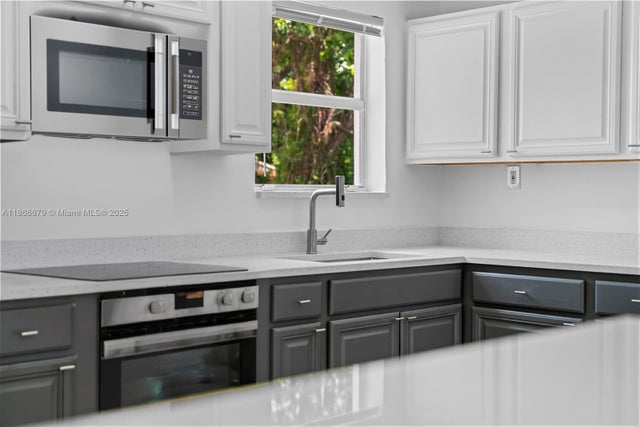 4 of 32 - 1631 Nw 12th Ct, Fort Lauderdale, FL