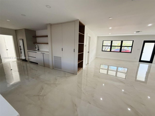 2 of 4 - 4021 Ne 17th Ter, Oakland Park, FL