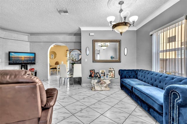4 of 25 - 690 Se 8th St, Hialeah, FL