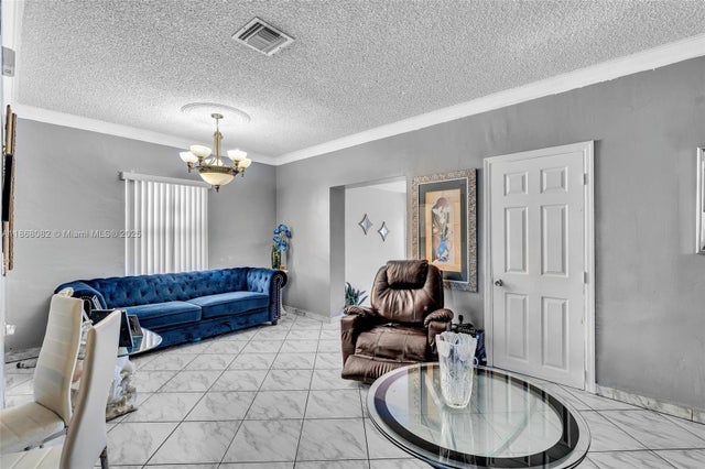 5 of 25 - 690 Se 8th St, Hialeah, FL