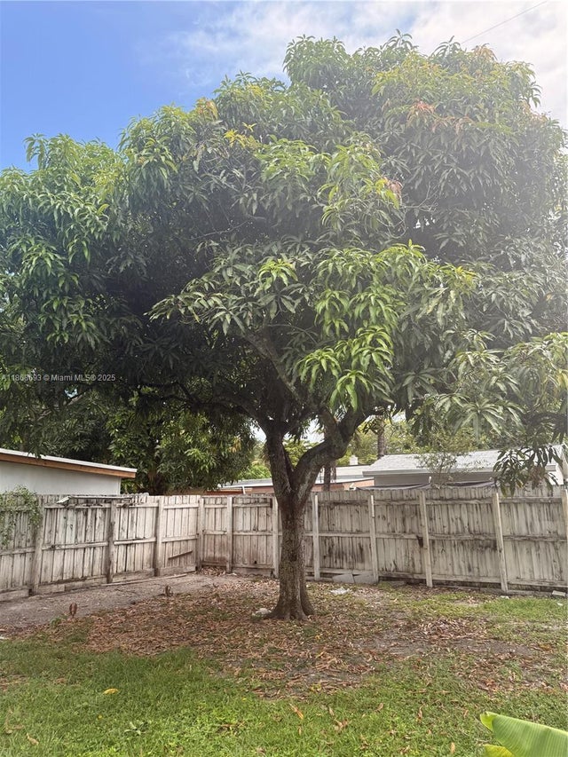4 of 20 - 1060 Nw 121st St, North Miami, FL