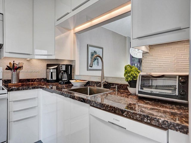 2 of 33 - 5102 Nw 36th St 511, Lauderdale Lakes, FL