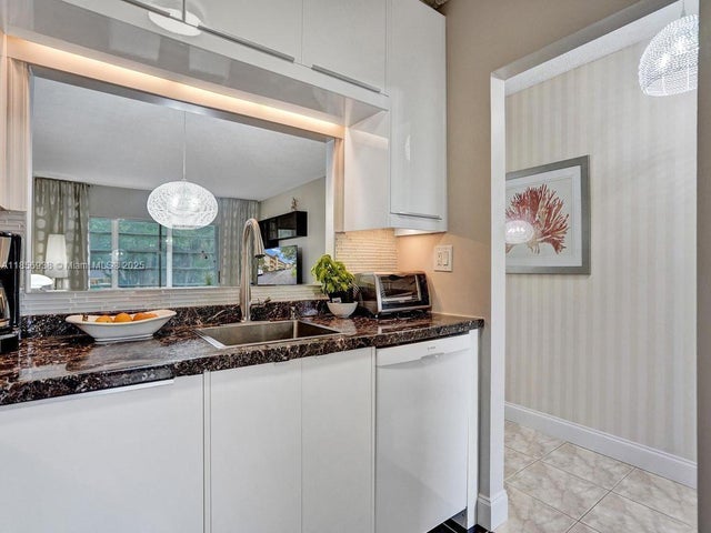 3 of 33 - 5102 Nw 36th St 511, Lauderdale Lakes, FL