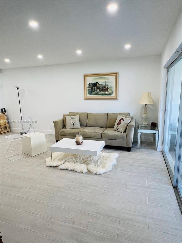 3 of 11 - 2200 Ne 36th St 3, Lighthouse Point, FL