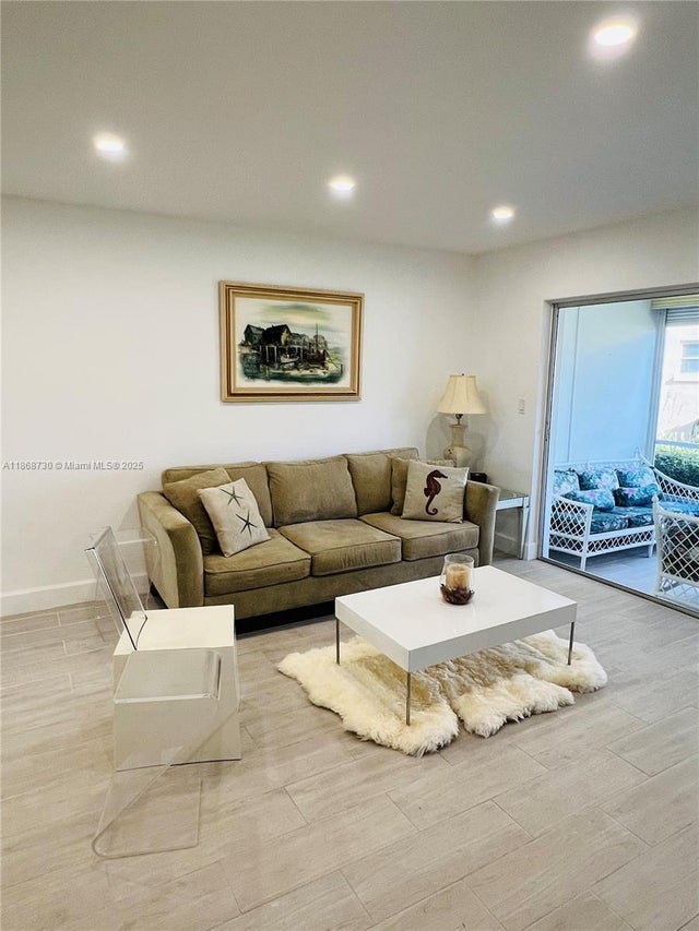 4 of 11 - 2200 Ne 36th St 3, Lighthouse Point, FL