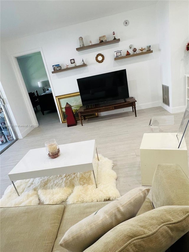 5 of 11 - 2200 Ne 36th St 3, Lighthouse Point, FL