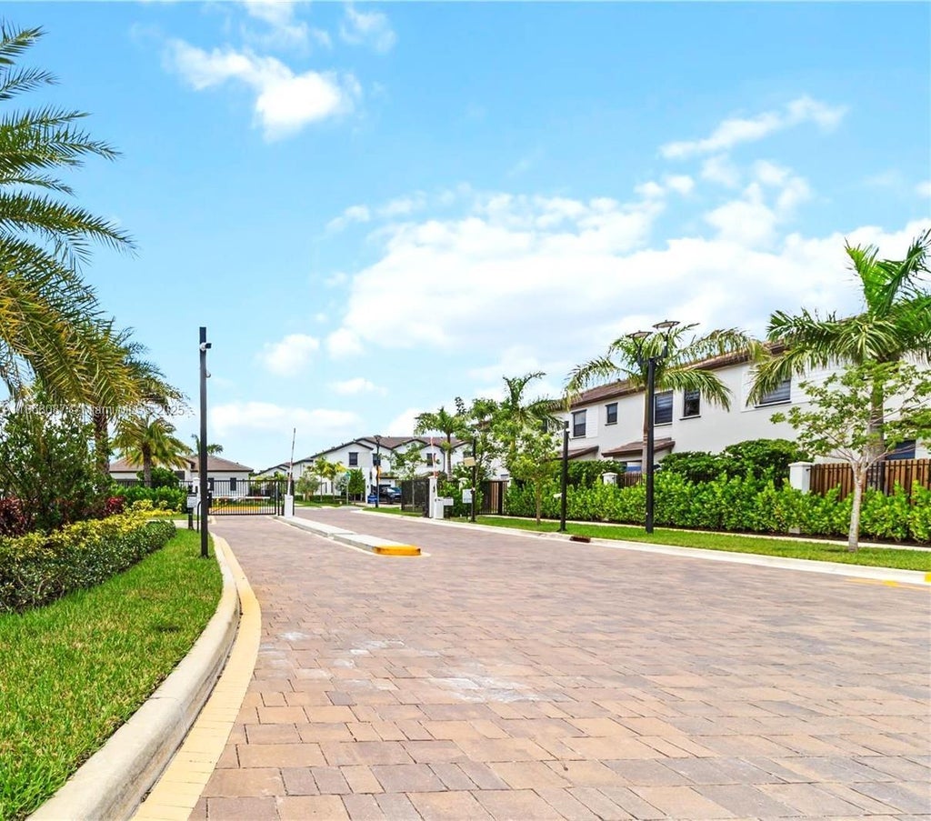 15927 Sw 2nd Pl, Pembroke Pines
