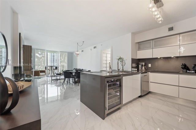 1 of 33 - 325 S Biscayne Blvd 2515, Miami, FL