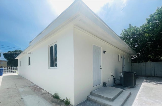 4 of 18 - 1145 Nw 25th St, Miami, FL