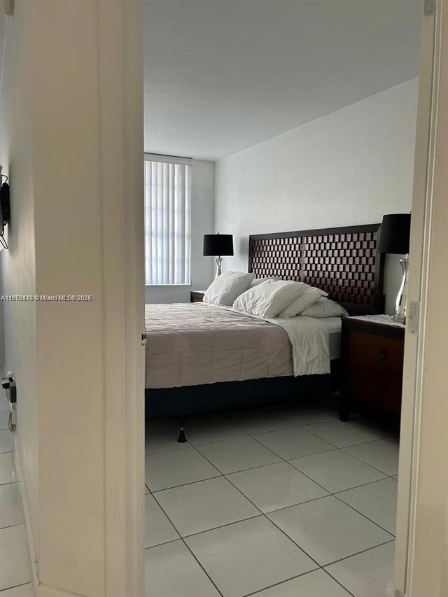 3 of 14 - 100 Lincoln Rd 437, Miami Beach, FL