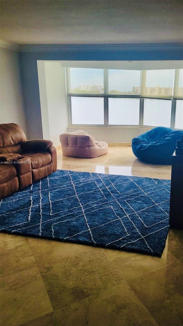 4 of 17 - 1100 Ne 191st St 33, Miami, FL