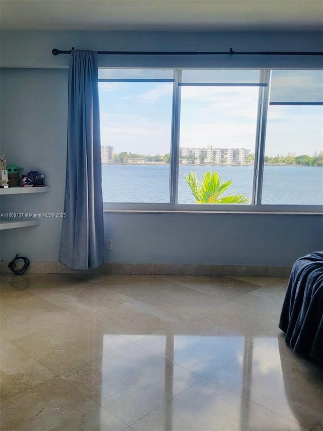 5 of 17 - 1100 Ne 191st St 33, Miami, FL