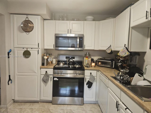 5 of 24 - 436 Lakeview Dr 104, Weston, FL