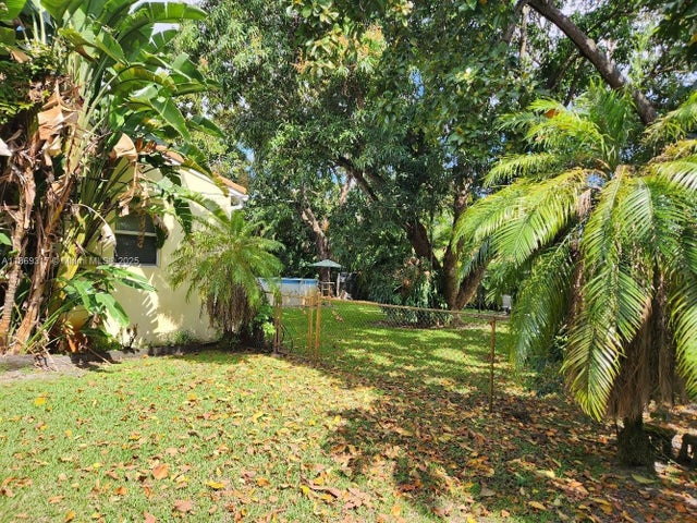 4 of 12 - 217 Iroquois St, Miami Springs, FL