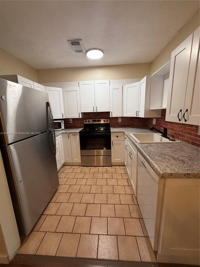 3 of 19 - 2111 N 14th Ave, Hollywood, FL