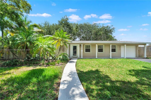 1 of 32 - 16022 Sw 98th Ave, Miami, FL