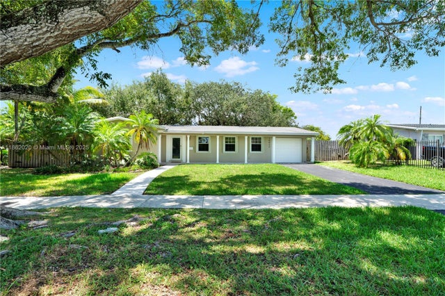 2 of 32 - 16022 Sw 98th Ave, Miami, FL