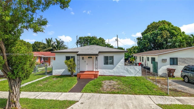 675 W 30th St, Hialeah