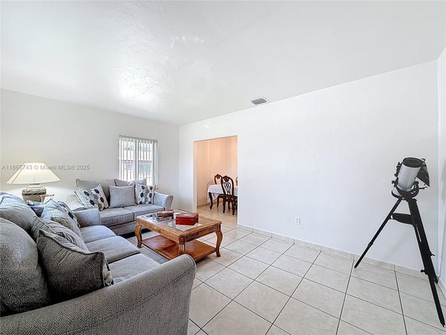 3 of 17 - 675 W 30th St, Hialeah, FL