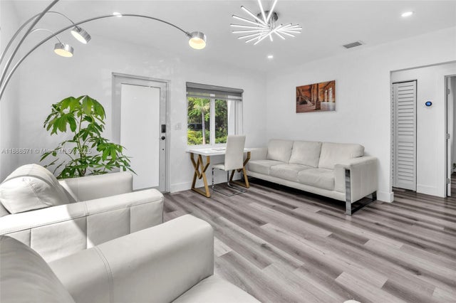 886 Ne 134th St, North Miami