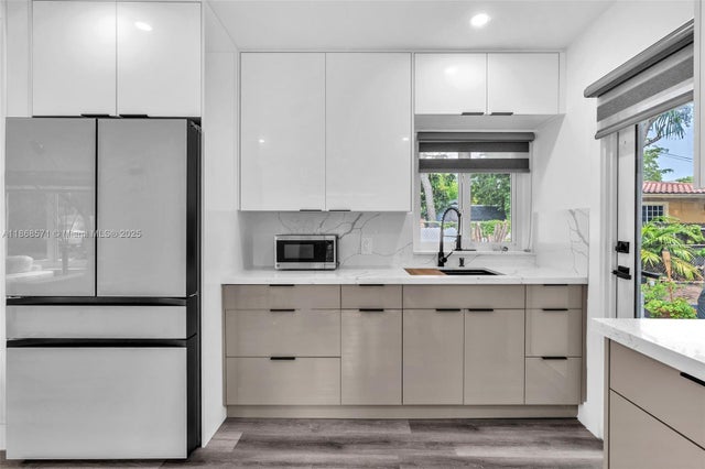 2 of 26 - 886 Ne 134th St, North Miami, FL