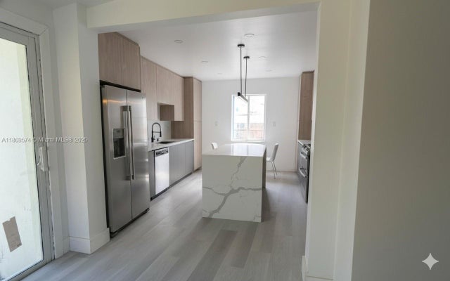 3 of 5 - 561 Nw 41st St, Miami, FL