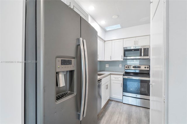 4 of 13 - 2901 Polk St 5, Hollywood, FL