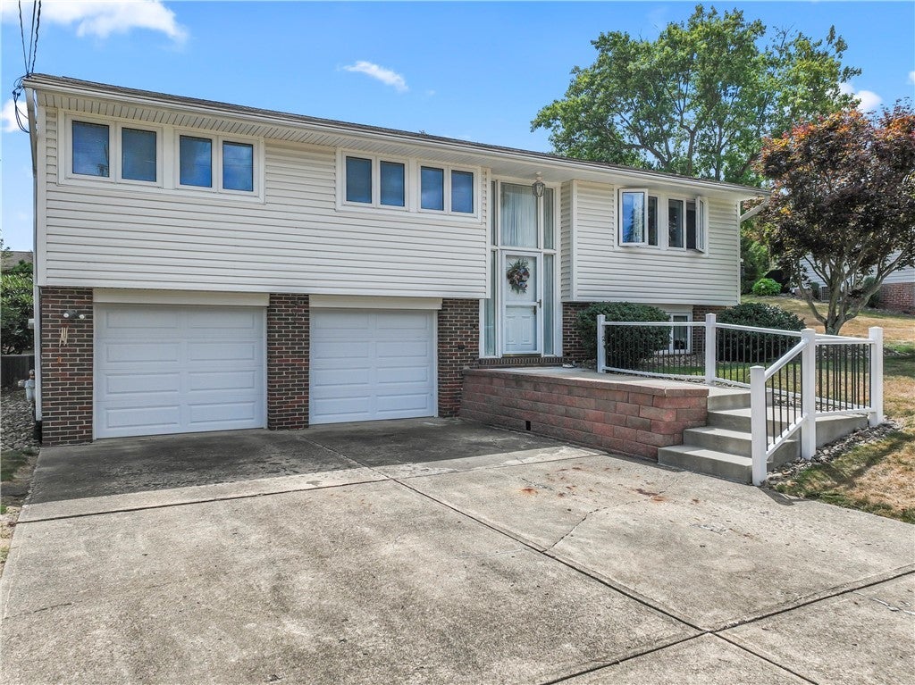 129 Bainbridge Drive, Center