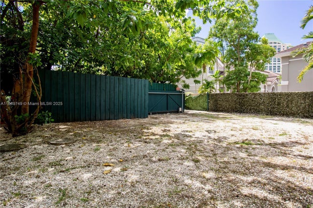3 of 15 - 3164 Center St, Miami, FL